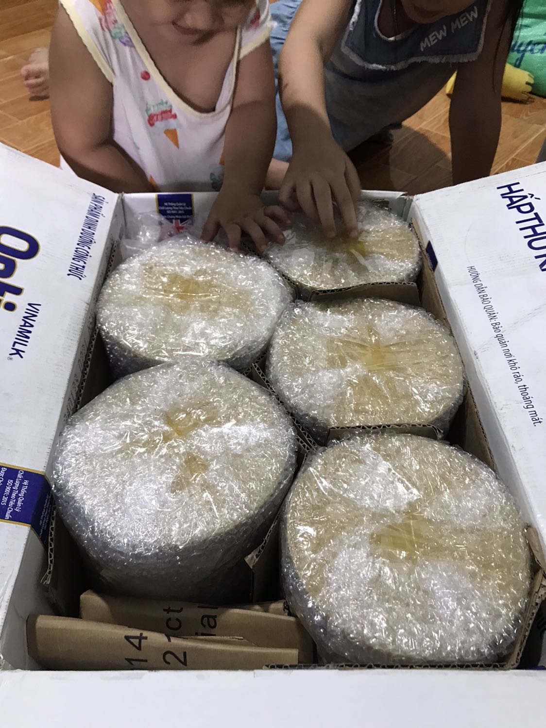 Nhà bán gói hàng xuất sắc. Nhìn phát chịu liền. 2 bé nhà mình đều cho ăn sữa này. Bé sau ăn gần 1 năm trở lại đây, để giảm chi phí. Sữa giá mềm, chất lượng 5 sao. Cả 2 chị em rất ghiền, sữa mát, kg táo bón, cân nặng ok.