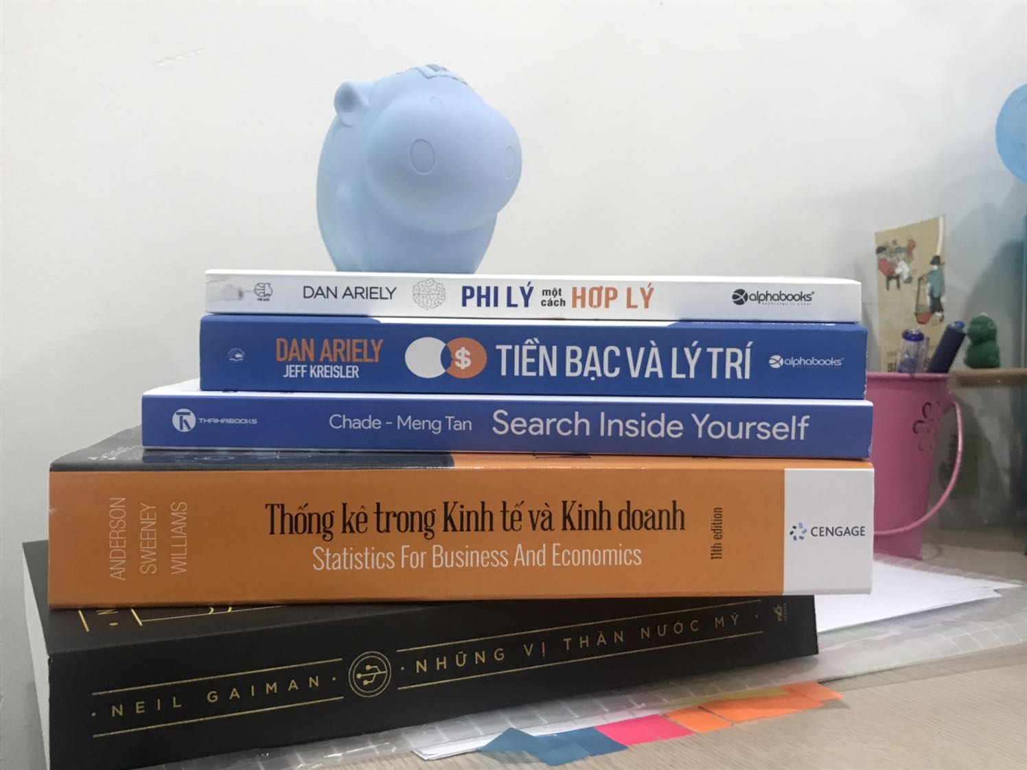 Cách viết chặt chẽ thú vị cùng ý tưởng độc đáo như các cuốn cùng series phi lý trí