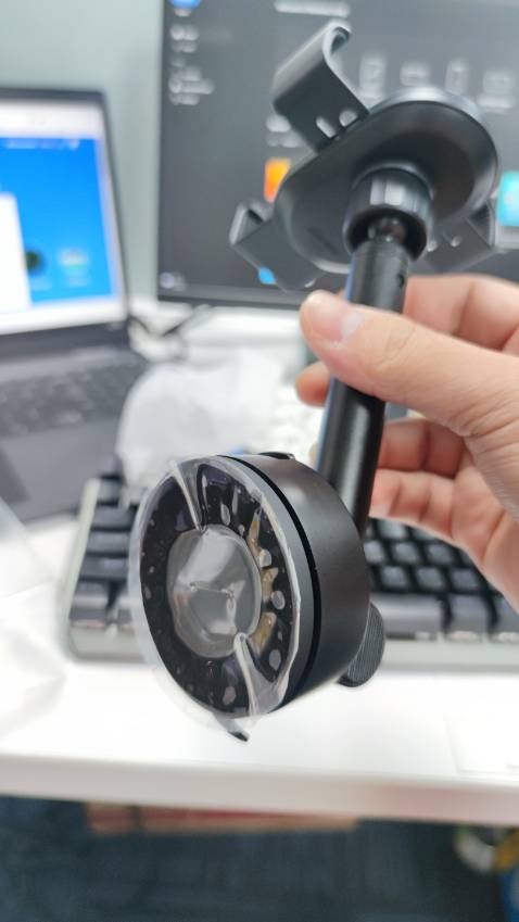 Có lớp keo để bám dính kèm với hút chân không, chưa biết khi chạy nhanh có bị ảnh hưởng không. Chỗ gài điện thoại có vẻ yếu, không kẹp chặt, quay ngang có thể bị rớt. Sẽ đánh giá lại sau một thời gian xem có đáng với tầm giá không.