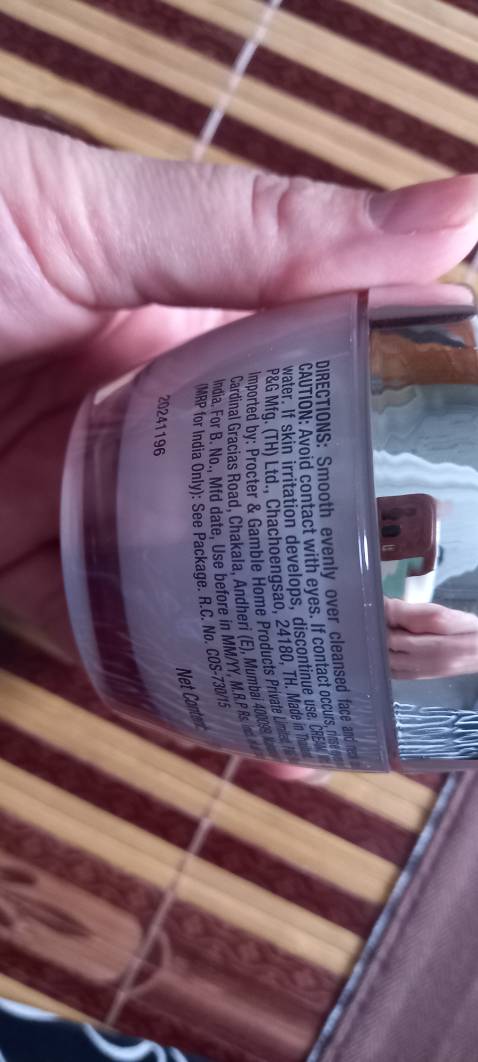 Mình vừa nhận được sản phẩm Olay Luminous Light Perfecting Cream 50g đặt mua từ shop. Mình có một thắc mắc cần được giải đáp:

Hũ kem bên trong ghi “For India Only” – nghĩa là chỉ dành riêng cho thị trường Ấn Độ.

Tuy nhiên, vỏ hộp bên ngoài là bản có tem tiếng Việt, nhập khẩu chính hãng tại Việt Nam.
=> Như vậy, hũ và hộp không trùng khớp, khiến mình lo lắng không biết sản phẩm có đúng chính hãng và an toàn không.