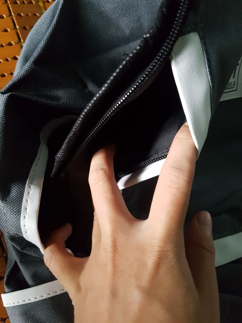 Phong cách làm việc của tiki thì khỏi phải nói rồi ,làm rất nhanh gọn và chuyên nghiệp .
Thường mình đặt thì 2 ngày sau là giao tới rồi ,anh shipper giao lúc nào cũng đáng iu cả :Đ
So với giá tiền thì chất lượng balo rất tốt ,trừ cái dây kéo thì kéo dữ quá thì đứt là chắc :))))