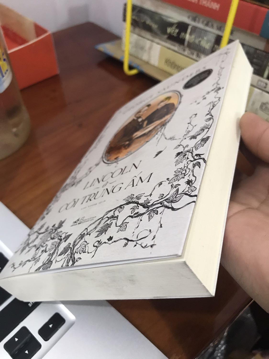 Tiki giao hàng nhanh, sách có hơi bẩn một chút nhưng nhìn chung vẫn mới toanh. Mình mua ngay đợt giảm nên giá tốt.
Là tiểu thuyết đầu tay nhưng mình thấy tác giả viết rất ổn, văn phong mới lạ. Nội dung thì lạ, có thể nói là khó đọc ấy nhưng hoàn thành rồi mới thấy thật sự thoả mãn, tuyệt vời.