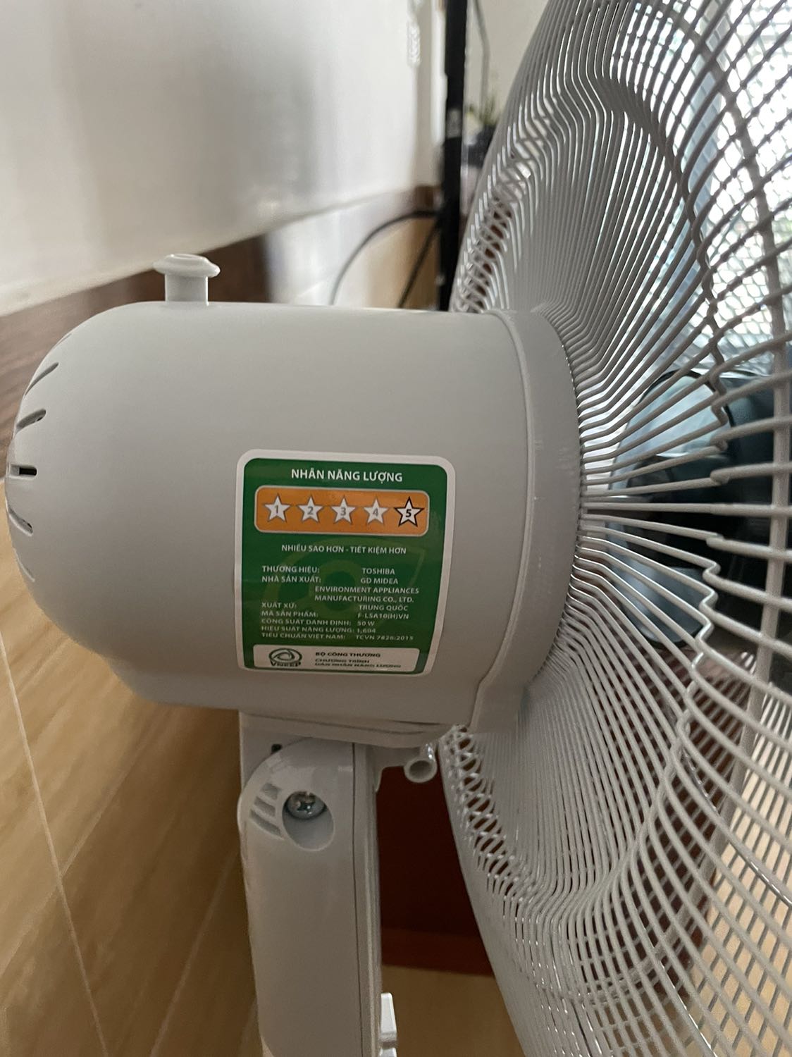 Quạt đẹp hơn trên hình quảng cáo, màu sắc hài hoà với không gian, lắp ráp đơn giản nhanh chóng trong vòng 10 phút theo hướng dẫn sử dụng kèm theo.
Cảm nhận ban đầu là quạt khá chắc chắn, hoạt động êm ái và chắc sẽ bền do là quạt cơ hoàn toàn, không điều khiển từ xa. Quạt đạt 5 sao tiết kiệm điện nên càng hài lòng.
Tiki giao nhanh, đóng gói cẩn thận.