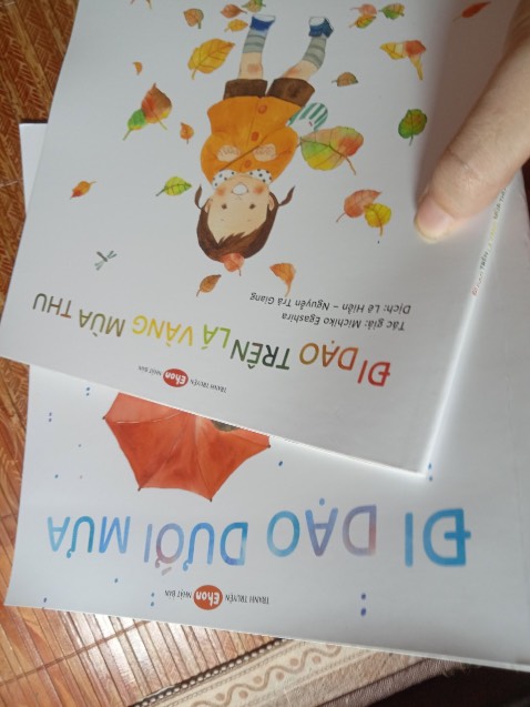 Sách có 1 cô bé dễ thương, kúc nào cũng mang tâm trạng hân hoan và sẵn sàng đi khám phá mọi mù ở trong năm, sách này quá hợp vs em, nghĩ chị mua về nó ko chịu đọc ai dè...