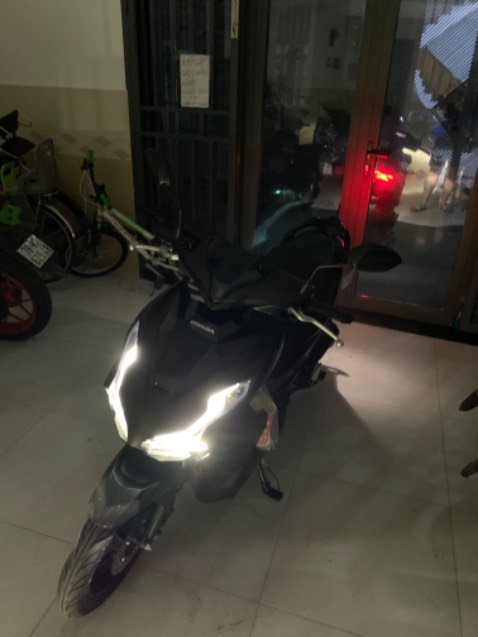 Mua được giá rẻ hơn ở ngoài cửa hàng bán, nhân viên nhiệt tình. Chỉ có bộ phận kiểm tra đơn hàng là không gửi đơn xuống cửa hàng. Mình gắn thêm baga + lót chân nhưng lót chân bằng nhựa mình không thích lắm và baga ab125 bị vướng chân. Các bạn nên đi lắp ngoài lắp baga 160 + lót chân cao su nhé