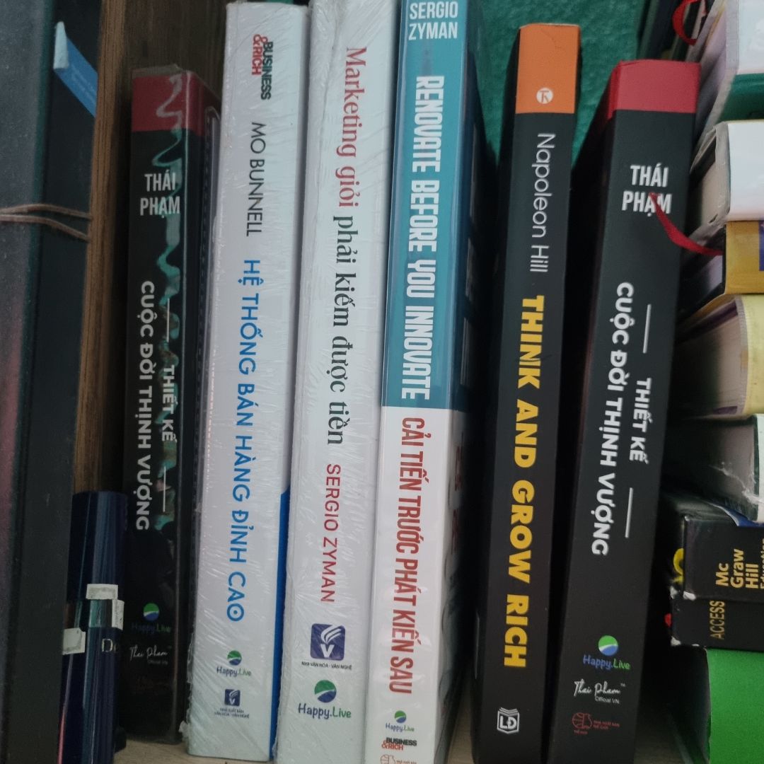 Mua sách happy live về trưng kệ trước rồi đọc sau. Đã có đủ bộ 3 siêu phẩm.