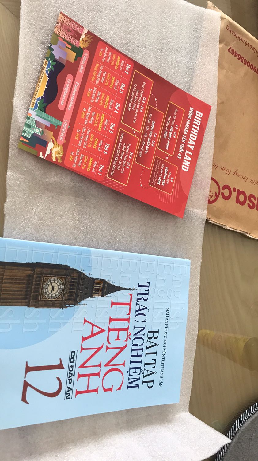 Sách Mai Lan Hương thì trước giờ khỏi nói rồi, năm nào vô năm học mới cũng phải mua sách của cô, nhiều dạng bài tập để ôn luyện, phía sau sách thì lúc nào cũng có phần tóm tắt kiến thức, mà góp ý lần sau Fahasa đừng có gói sách chung với miếng xốp nha, miếng xốp này khó phân huỷ lắm á