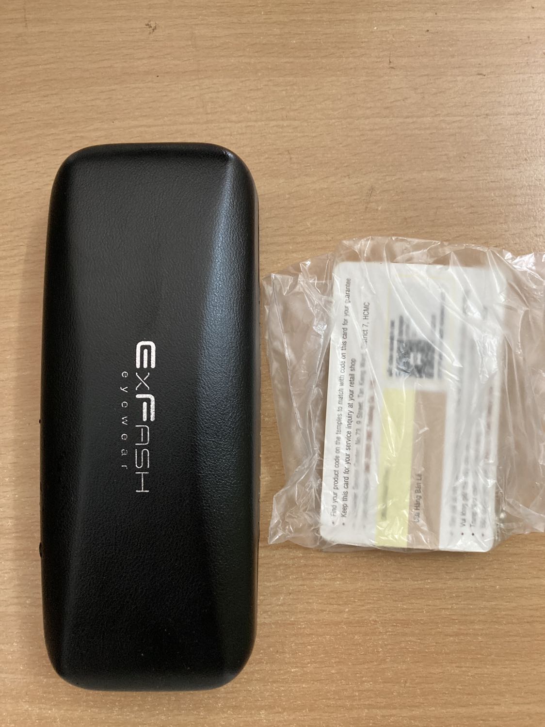 Gọng kính đẹp, hơi mỏng manh chút.
Nhưng cẩn thận khi dùng chắc sẽ ổn. Hàng Exfash thường bền và đẹp.