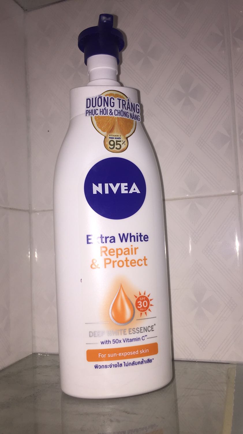 Khả năng chống nắng với dưỡng trắng thì chưa nhận xét được nhưng trước mắt khi thoa lên không bị dị ứng và không thấy phản ứng xấu
Hương cam nhẹ, không lưu hương lâu
Định cho 3 sao vì khi thoa lên thấy khó thấm nhưng vì chai rất to mà giá ổn, có lẽ dùng lâu mới hết nên cho 4 sao :))