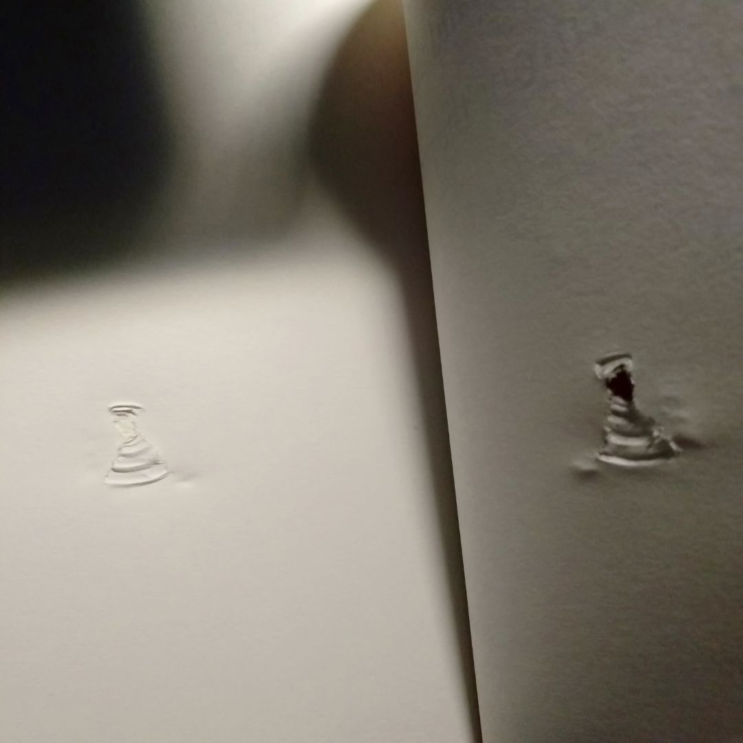 mọi thứ bình thường cho tới khi mình thấy mặt sau bị hư hỏng như thế này, biết rằng mọi thứ chỉ là vô tình từ bên đóng gói, vận chuyện nhưng thật sự thất vọng vì sách thành ra như thế này, mình thì lại không muốn đổi trả vì mất rất nhiều thời gian, mong tiki cải thiện khoản này, chứ mình mua sách bên Tiki nhiều rồi chưa có trải nghiệm nào tệ như thế. Điểm cộng là Tiki giao hàng rất nhanh!