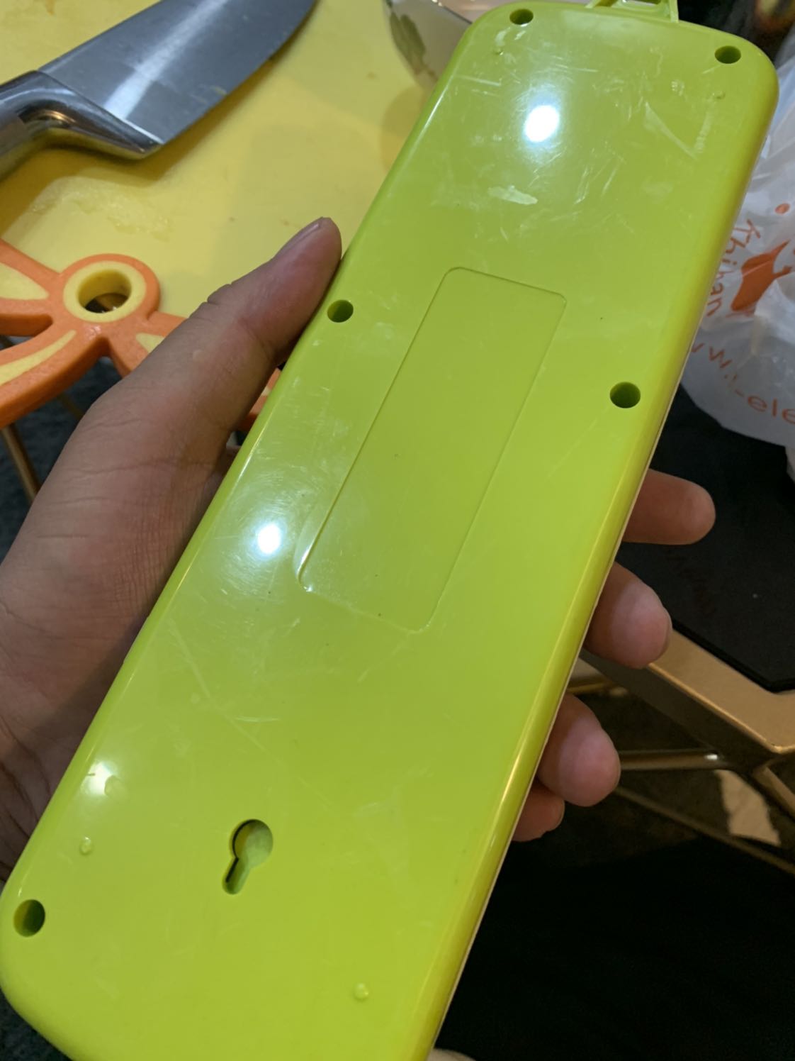 Nhìn hình nhé Tiki, hàng giao sáng nay, đi làm về mở hộp ra thì hỡi ôi, mặt trên trầy vài vết còn mặt dưới thì trầy be bét, ko thể chấp nhận được. Đề nghị tiki đổi sản phẩm mới cho tôi. Lần đầu tiên gặp trường hợp như thế này