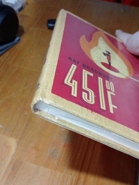 Ban đầu mình cứ nghĩ là bìa mềm, ai ngờ là bìa cứng ạ. Sách không có bị hư hỏng gì, nguyên vẹn và đẹp