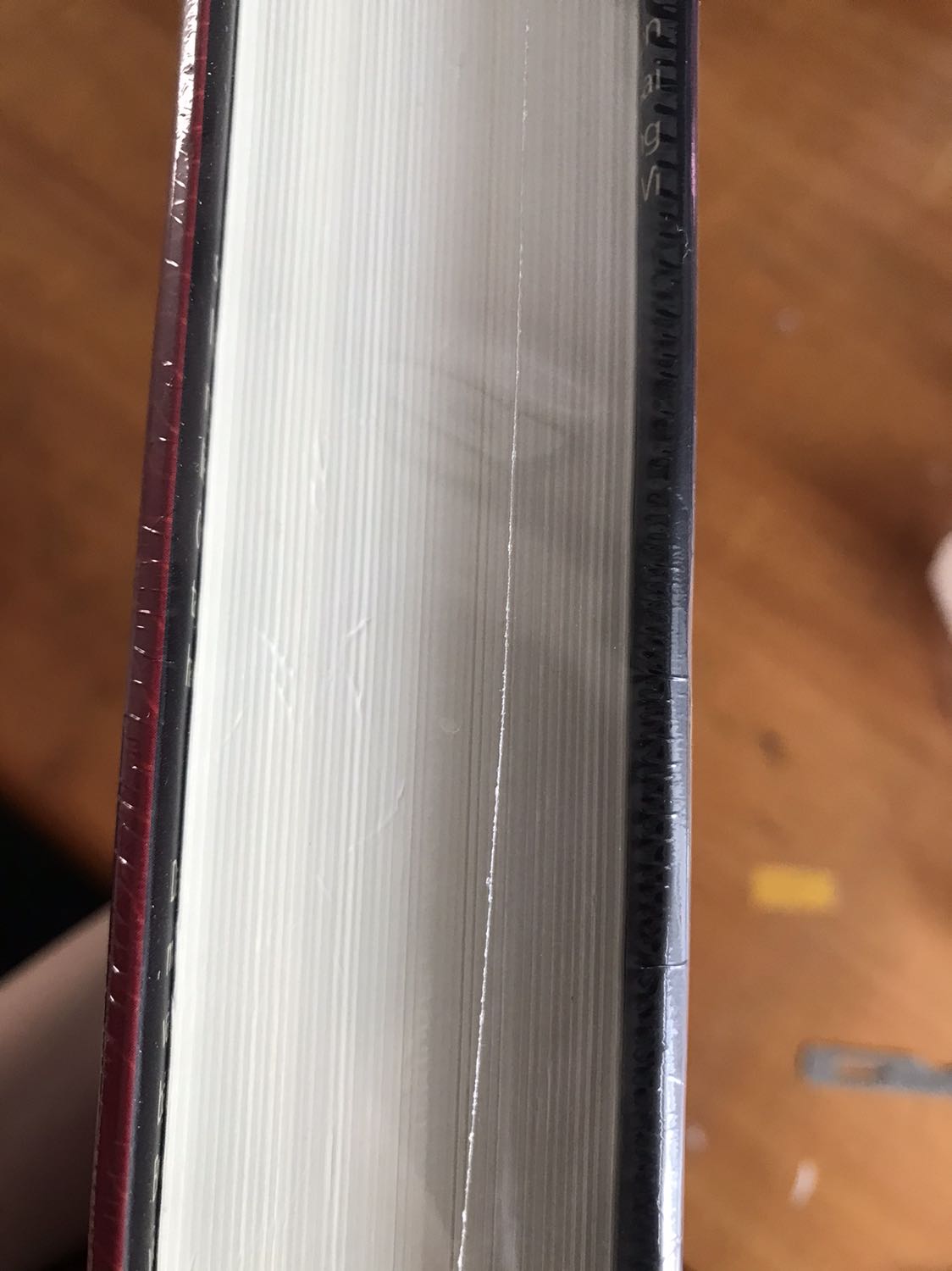 Thực sự dạo gần đây Fahasa làm mình thất vọng cực kì. Lần trước mua quyển Chiết Chi lỗi trang sách xuất bản bị hư một đoạn sách. Mình đã hỏi về quy định đổi trả nhưng rất lâu mới thấy fahasa hồi âm là gửi khiếu nại lên tiki. Thì lúc mình nhắn tiki kêu phải có video quay khui hàng và mình không có nên tiki không hoàn đổi trả cho dù là lỗi do nhà sản xuất. Kế đến mua quyển Battle Royal còn seal nhưng gáy đã bung hết keo. Đến quyển này, mình mua cả giá gần với giá gốc mà trang sách bị bấm móng tay cho dù chưa khui seal như hình. Mình thắc mắc có phải sách tồn không seal rồi Fahsa tự đóng seal rồi bán cho khách không. Lần này coi như lần cuối mình mua hàng. Thật sự không vui vẻ một chút nào. Nhất quá tam