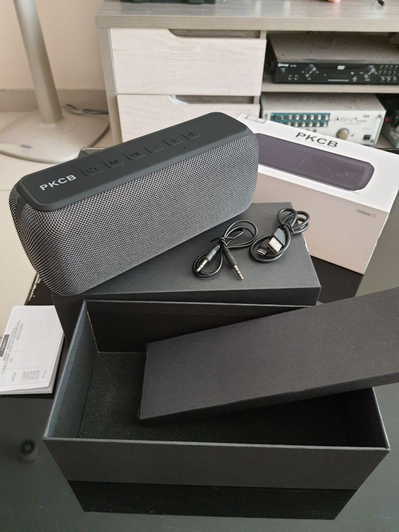 Giao hàng nhanh và đúng hẹn. Đóng gói cẩn thận, tem còn đầy đủ loa đẹp, cho chất lượng âm thanh tốt. Nhưng sao không thấy giấy bảo hành. Mới mua hàng tiki 3 lần, đt, ốp lưng, và loa đều rất vừa ý. Sẽ ủng hộ tiki lâu dài.