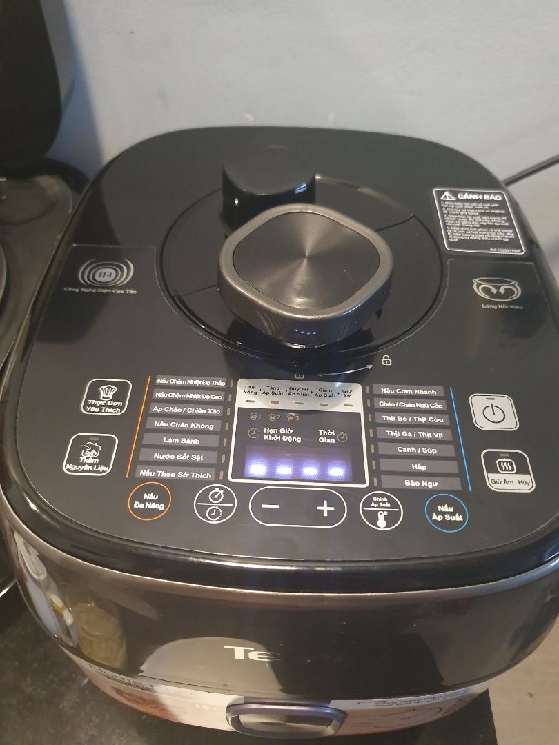 Mua hôm sale giảm còn 4,3 triệu được tặng thêm ấm đun nước. Mình ngắm cái này vì có chức năng xả áp suất tự động cho an toàn, không phải ấn xả như các nồi khác, tiền nào của đó. Mới *** thử cơm chiên trứng thấy oki, thấy nồi to vậy chứ nấu nướng đa năng, gọn gàng hơn. có điều là lòng nồi các đời sau của tefal ko còm làm bằng gang như nồi cơm điện tefal mình đang xài. Mà cho hỏi làm sao để kích hoạt bảo hành. Mình không thấy có phiếu bảo hành đi kèm. Tiki và Tefal vui lòng hỗ trợ kích hoạt bảo hành giúp mình.