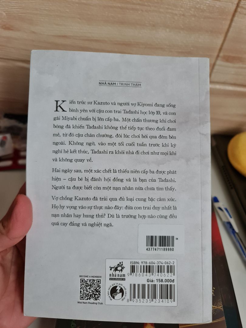 giao hàng nhanh chóng, hơi df 1 tẹo, mua được với giá siêu rẻ là 60k do áp vc 50k từ asa. quyển Tàn lửa cùng tác giả thì hay, quyển này chưa đọc nên chưa biết dung.