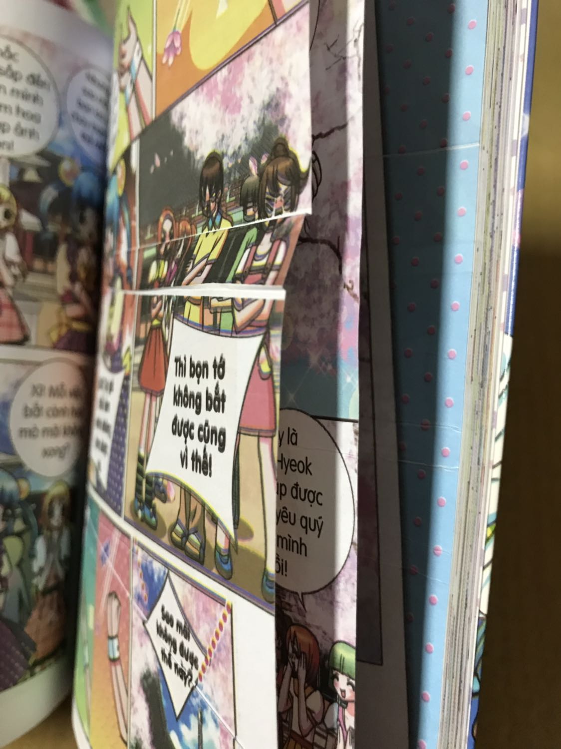 Sách có nhiều trang bị nhàu, in lệch và chữ mờ giống như sách bị lỗi vậy!!!