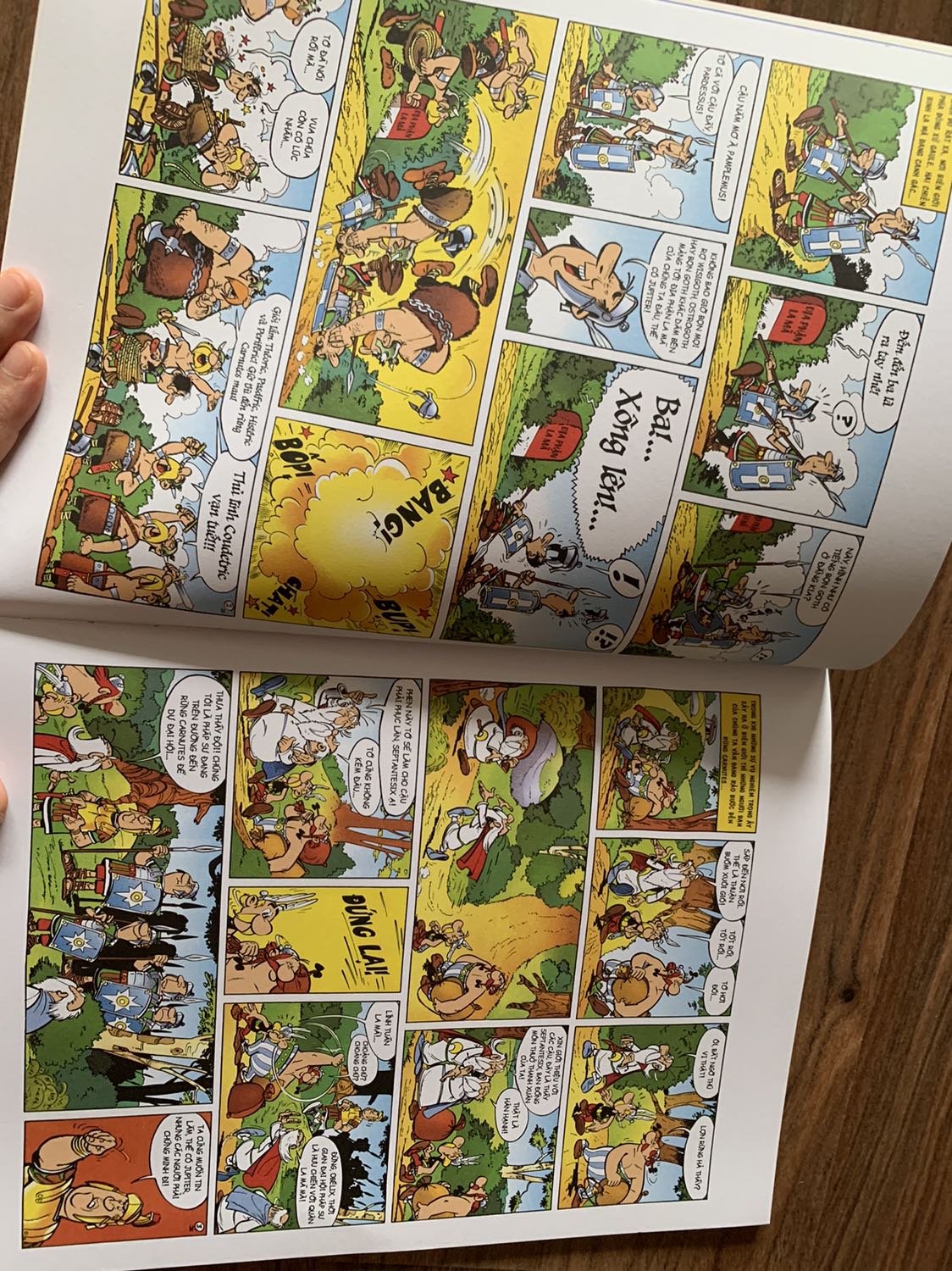 Tiki giao nhanh dã man. Đặt lúc tối, nghĩ hôm sau mới giao mà hơn 1h sau đã thấy anh Shipper gọi rồi, mà giữa trời mưa gió nhé, cảm động lắm. Nội dung sách vui nhộn, đọc mà thấy mình như trẻ lại, cả mẹ cả con đều thích mê