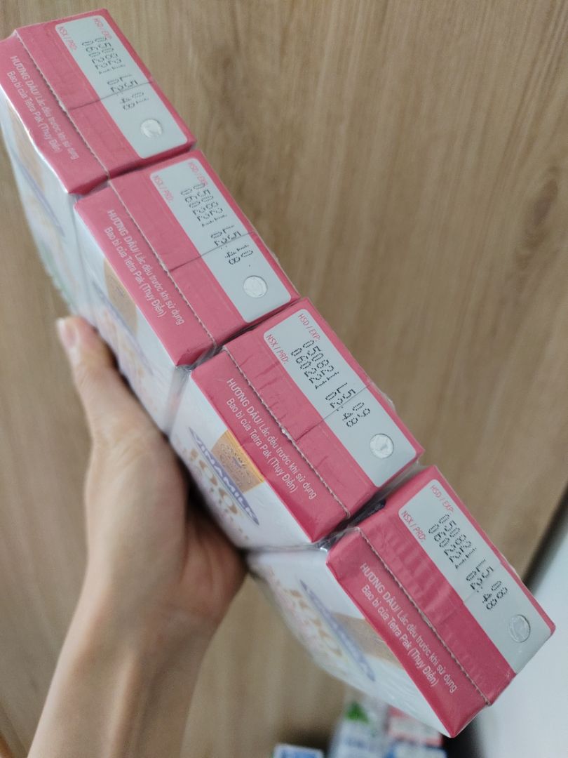 Sữa như ngoài thị trường. Hàng giao sớm, date xa (hàng mua tháng 3, nsx là tháng 2), thùng và các hộp sữa nguyên vẹn, ko bị móp méo nhé. Mua đợt sinh nhật Tiki, mua được giá giảm 80k. Mình có gói Tikinow nên free ship, chứ ko có thì ship cũng nặng tiền lắm.