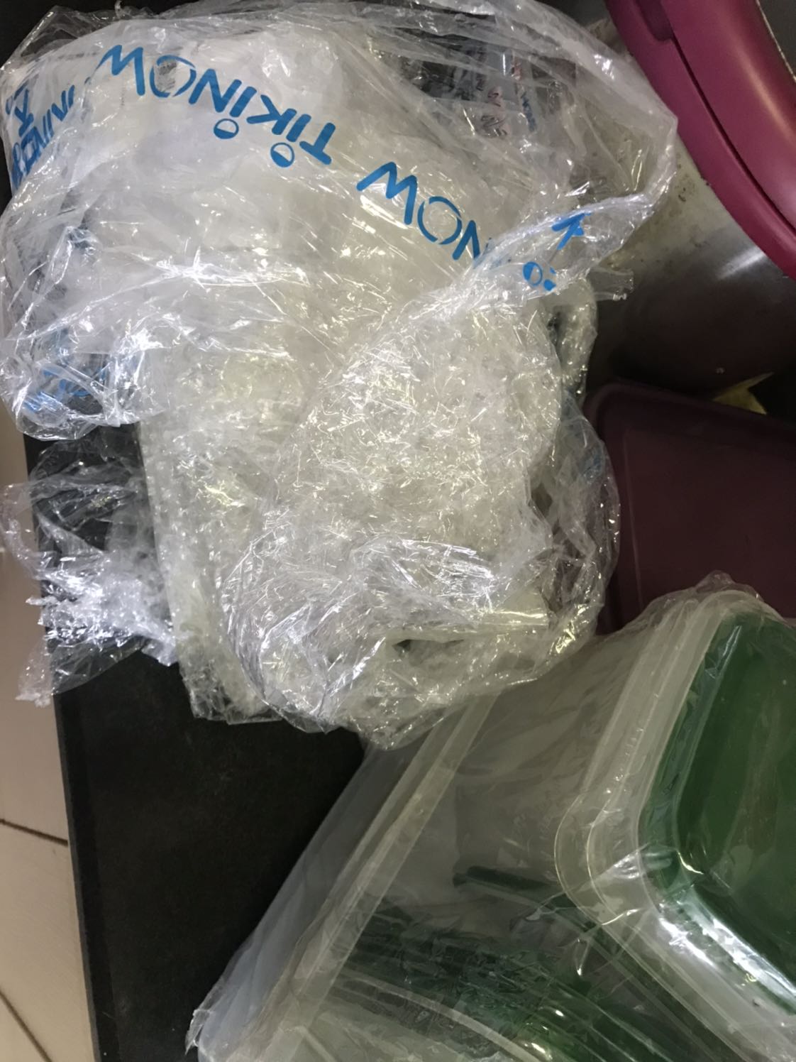 Hôm nay mới có thời gian khui hàng, thật thất vọng vì mặc dù Tiki đóng gói cẩn thận nhưng khi mở ra lại có sản phẩm bị bể ở góc và bao bì nilon của sản phẩm cũng bị rách chỗ đó, mình thấy vậy chưa khui ra hết ko biết còn bể cái nào nữa không, về bên ngoài sản phẩm mình thấy có vẻ đây ko phải hàng chuẩn, bao bì và chất lượng sản phẩm ko đẹp.