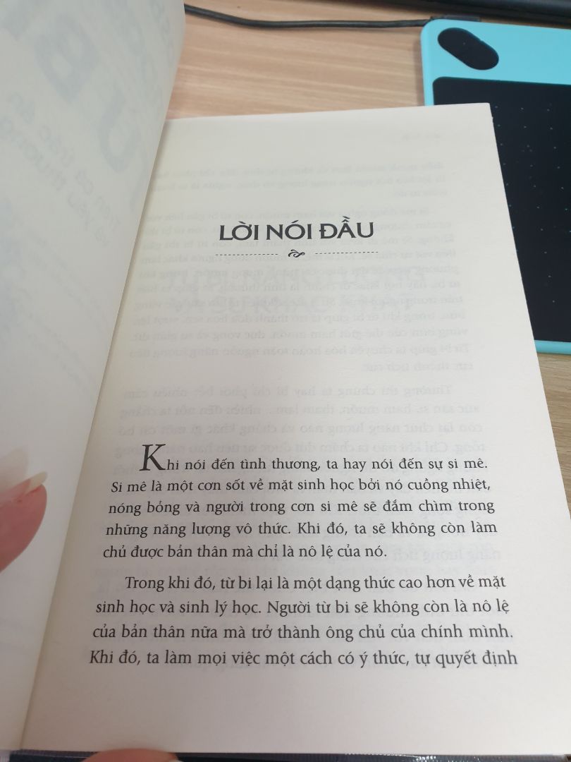 cảm nhận cá nhân mình là "sách phải đọc ít nhất 2 lần. có nhiều tư tưởng hay, mới để suy ngẫm nhưng cũng có nhiều tư tưởng mình thấy mâu thuẫn chưa thấu hiểu hết đc. có nhiều tư tưởng như ủng hộ cái chết nhân đạo hay lên án tử hình một cách tuyệt đối. làm mình cũng phải suy nghĩ nhiều khi nghĩ về những tên tội phạm nguy hiểm và tàn ác. tựa quyển sách là từ bi nên nội dung thì hơi xa vời với ai chưa hiểu từ bi. nếu theo quyển sách mình cũng thấy mình chỉ là 1 người tốt có lòng hướng thiện nhưng cũng chưa đủ để yêu cả những cái ác. yêu cả nhân loại. đọc sách vẫn hay nhưng hơi lặp đi lặp lại ý. chắc muốn nhấn mạnh  với người đọc.