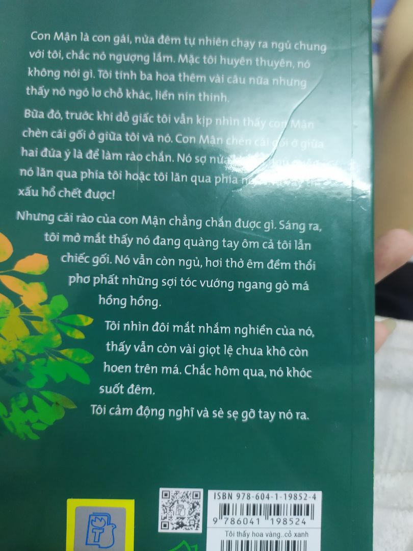 sách nguyên seal nha mma bị hằn mất một vết ở đằng sau roài huhu. Giao cũng rất nhanh , tối hôm trước đặt hôm sau đã có r. Nội dung thì k bàn bởi đây là một trong những cuốn sách siêu phẩm của bác Ánh rùi , bản này xuất bản lại nhìn xịn mịn hơn