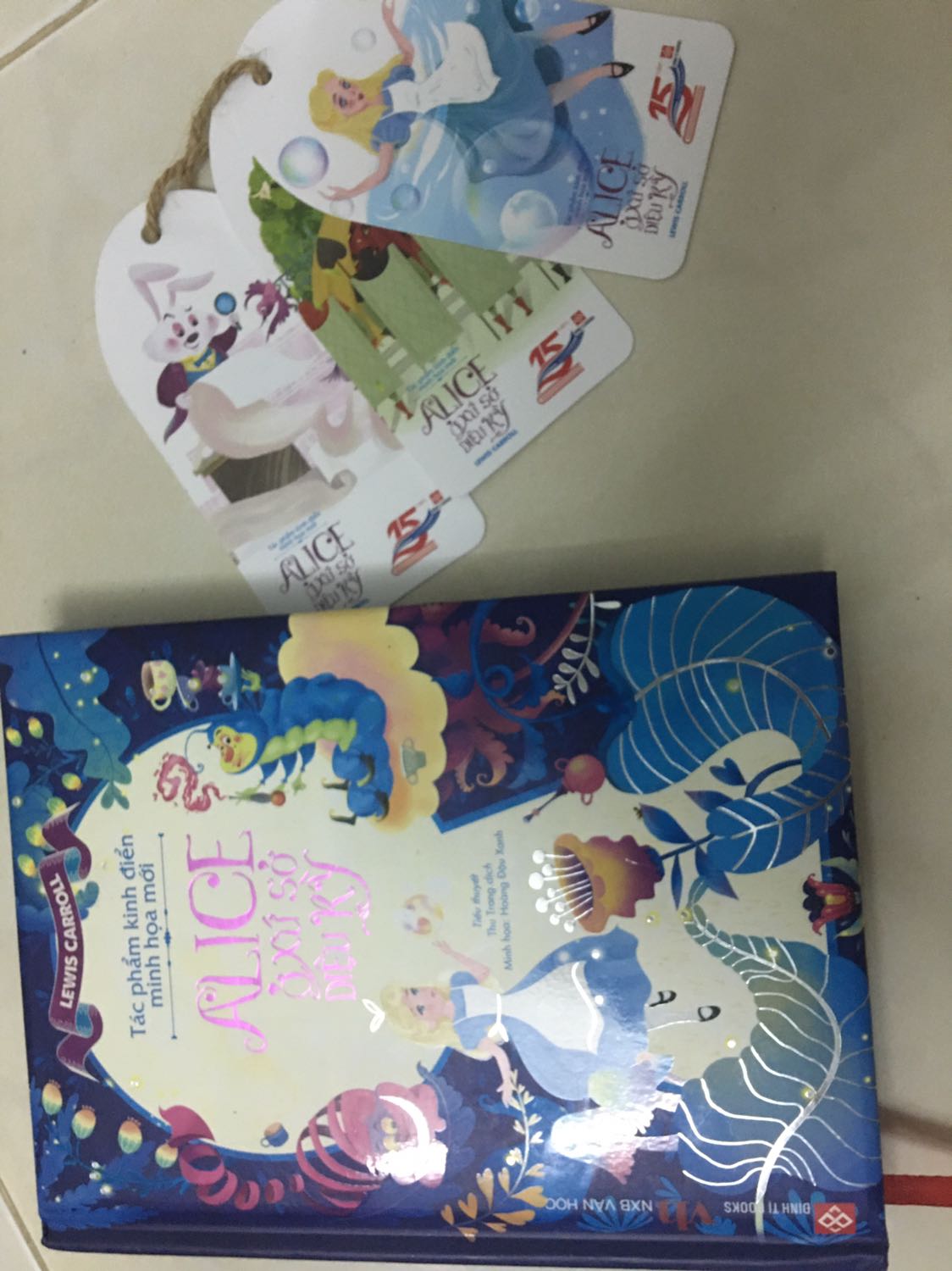 * về dịch vụ: giao hàng đúng hẹn, shipper thân thiện dễ mến. Sách của Fahasa giao thì không có chỗ nào để chê nữa rồi.
* về sản phẩm:
   - hình thức: sách còn nguyên màng bọc rất mới, sách bìa cứng, hình minh hoạ rất đẹp.
   - nội dung: có những chỗ dịch làm các bé khó hiểu. Ví dụ: chẳng chóng thì chày (trang 15). Cho hỏi khí không phải (trang 44). Có lẽ anh ta không đừng được (trang 80). 
Mặc dù nói sách được viết cho trẻ em nhưng bản dịch không được hay cho lắm, nhiều câu từ không gần gũi với trẻ em. 
Mình không biết là bạn dịch sách vì dịch sát nghĩa với bản gốc nên câu từ khó hiểu như vậy, nhưng vì ban đầu nói cuốn sách viết cho trẻ em thì mong rằng dịch cho trẻ dễ hiểu và gần gũi hơn, để các bé dễ tưởng tượng nên câu chuyện hơn.