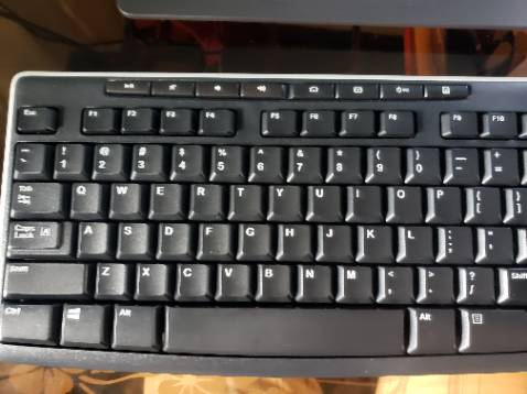 1. Bàn phím cứng cáp tương đôi chắc chắc, hoàn thiệt tốt
2. Đây không phải là bàn phím êm, nên nếu bạn nào muốn mua thì lựa chọn sản phẩm khác
3. Bàn phím sử dụng 2 cục pin đũa (tạm hài lòng về vấn đề này, cá nhân mình không thích sản phẩm sử dụng pin đũa máy, khó mua và khó kiếm pin)
4. Hiện tại cảm giác gõ mình chưa quen (do có thể mình thường xuyên gõ bằng bàn phím laptop) nên với sản phẩm này thấy còn lạ tay (mình mong là lạ tay, chứ sợ do layout bàn phím chưa tốt)
5. Tiki nên có hộp dài để đựng sản phẩm thay vì chỉ quấn lớp màn bọc bở bên ngoài hộp (ảnh hưởng đến mỹ quan sản phẩm, nếu tệ có thể hư hại)
Trên là một số ý kiến của mình để mọi người cân nhắc mua và sử dụng sản phẩm. Mình đính kèm thêm hình mọi người kham khảo 1. Bàn phím cứng cáp tương đôi chắc chắc, hoàn thiệt tốt
2. Đây không phải là bàn phím êm, nên nếu bạn nào muốn mua thì lựa chọn sản phẩm khác
3. Bàn phím sử dụng 2 cục pin đũa (tạm hài lòng về vấn đề này, cá nhân mình không thích sản phẩm sử dụng pin đũa máy, khó mua và khó kiếm pin)
4. Hiện tại cảm giác gõ mình chưa quen (do có thể mình thường xuyên gõ bằng bàn phím laptop) nên với sản phẩm này thấy còn lạ tay (mình mong là lạ tay, chứ sợ do layout bàn phím chưa tốt)
5. Tiki nên có hộp dài để đựng sản phẩm thay vì chỉ quấn lớp màn bọc bở bên ngoài hộp (ảnh hưởng đến mỹ quan sản phẩm, nếu tệ có thể hư hại)
Trên là một số ý kiến của mình để mọi người cân nhắc mua và sử dụng sản phẩm. Mình đính kèm thêm hình mọi người kham khảo