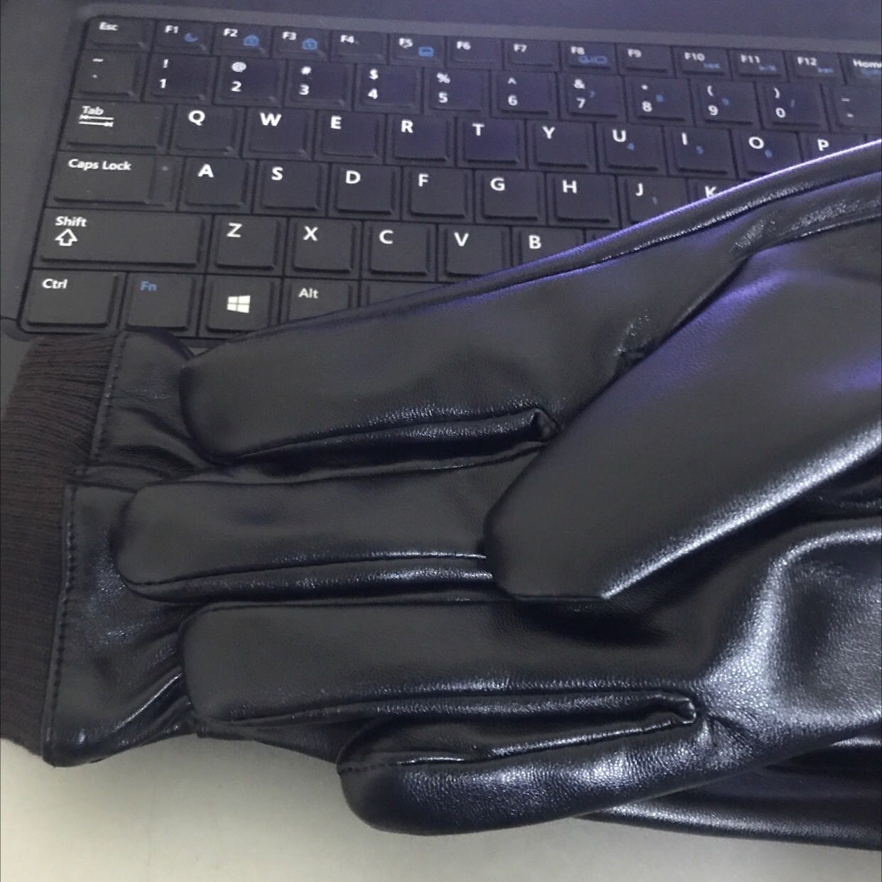 Găng tay da tốt dùng ok. Da mềm mại có lớp lót. Cảm ứng điện thoại tốt. Sản phẩm đáng mua. Ủng hộ shop 5 sao. Cảm ơn shop.