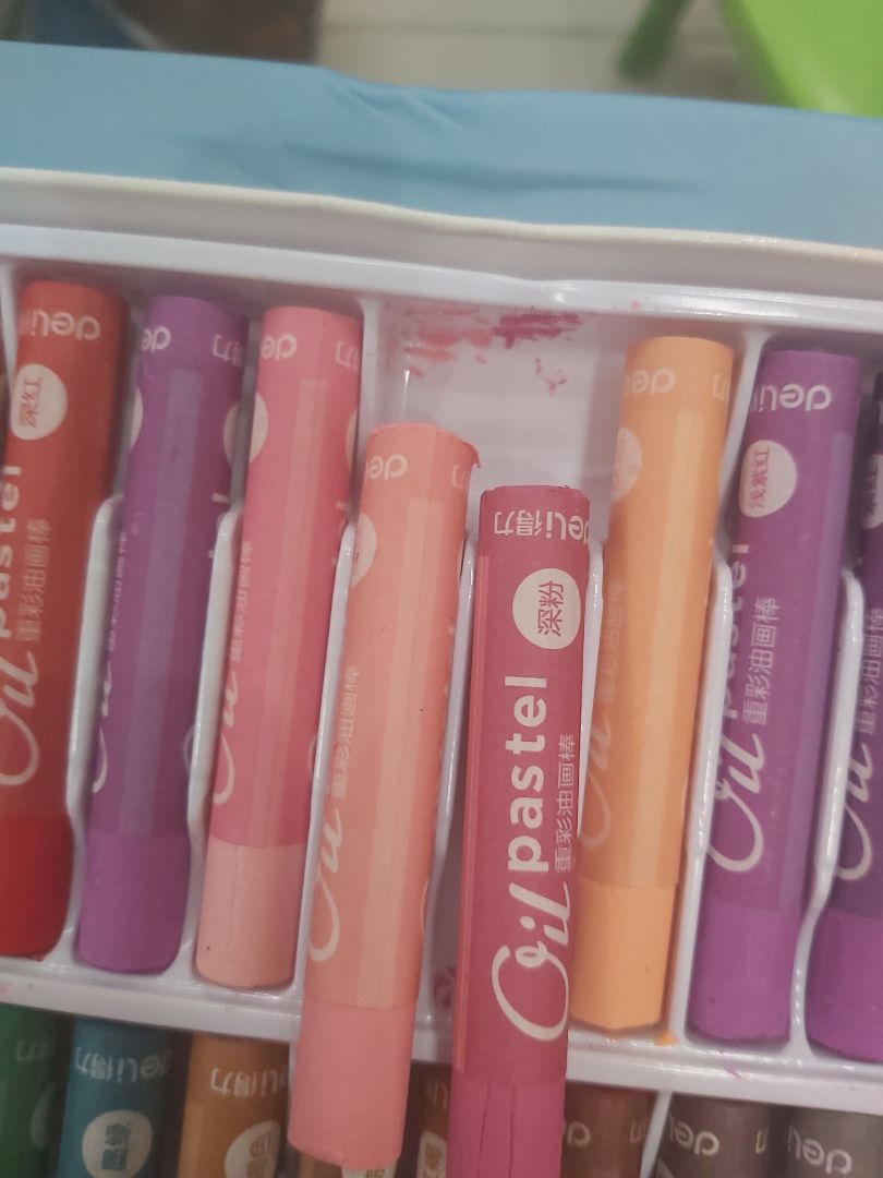 Hộp móp vẫn giao khách, chắc chắn không fải do vận chuyển vì móp từ ở trong lớp gói bóng, may ở trong ko gãy