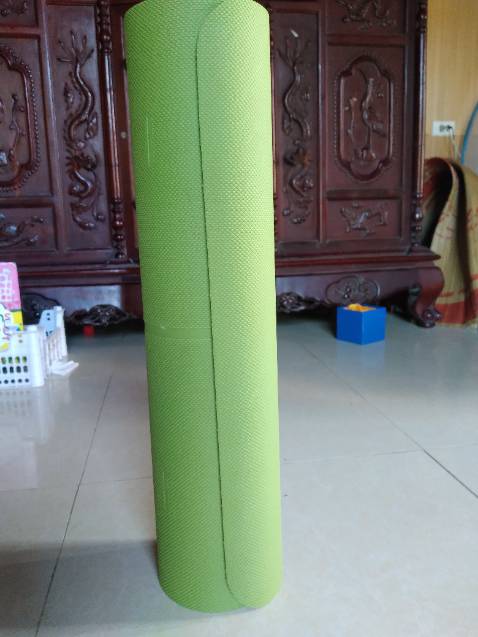 Thảm mềm mại, màu sắc đẹp, không có mùi nhựa, đúng như mô tả