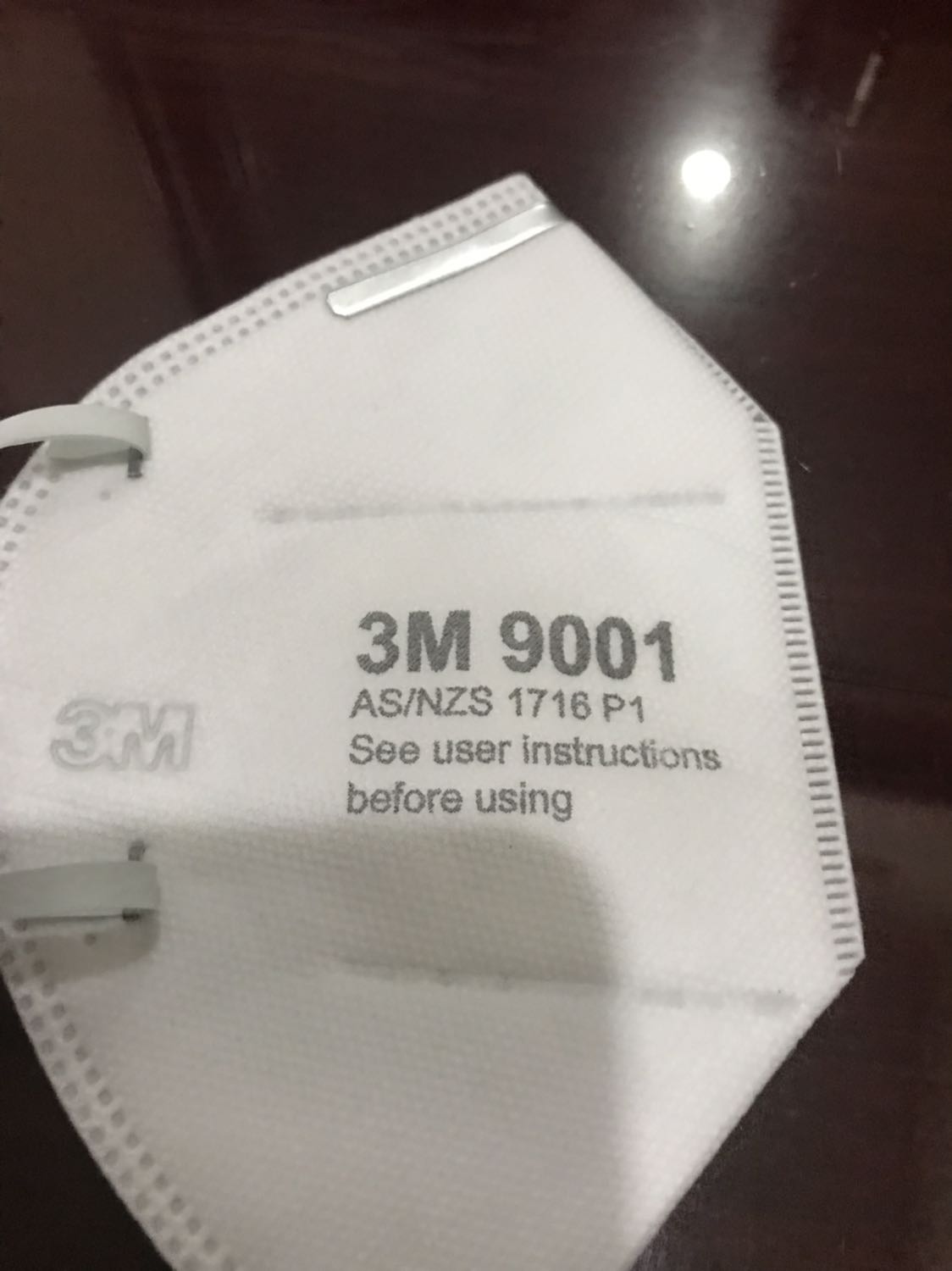 Theo mô tả thì mặt nạ này có thể lọc được 90% bụi nhưng thực tế thì rating P1 là chỉ số dành cho 80%. Không thấy có giấy đạt tiêu chuẩn KN90 gì trong hộp khẩu trang cả. Mình có mua 1 sp lúc trc cũng của 3M có tiêu chuẩn N100 và có giấy tờ cho tiêu chuẩn đó