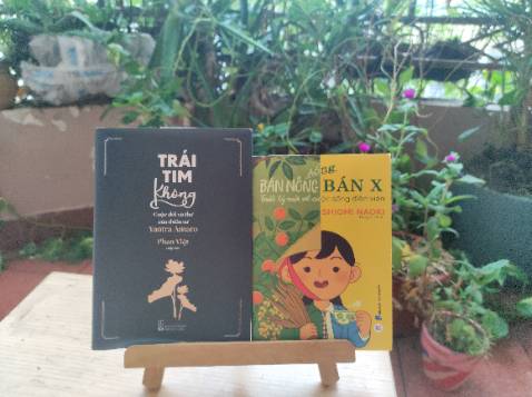 SỐNG BÁN NÔNG BÁN X
Triết lý mới về cuộc sống điền viên.

"BÁN NÔNG BÁN X" -  "Bán" ở đây là 1 nửa chứ ko nặng về bán buôn, cụm từ trên nghĩa là dành 1 nửa thời gian làm nông, thời gian còn lại dành cho ẩn số của mỗi người. 
Làm nông ở đây là kiểu tự cung tự cấp, ko phải kiểu nông trại hoành tráng. Mô hình nhỏ, bền vững cung cấp nhu yếu phẩm cho chính gia đình.

Yếu tố bí ẩn X là việc bạn muốn làm, việc bạn giỏi, việc bạn quan tâm...

"Bán nông bán X" - vừa giúp ích cho bản thân vừa giúp cho người khác.

"Ngày nắng hãy đi cày, ngày mưa hãy sáng tạo"

Bên cạnh những câu chuyện của chính tác giả, còn có những trải nghiệm của những người xung quanh về lối sống này. Giúp bạn có cái nhìn đa chiều hơn, giúp bạn tìm được ẩn số của chính bạn.

Nếu bạn còn đang mông lung về cuộc sống hiện tại, chênh vênh ko biết mìn đang sống vì điều gì? tại sao mình phải sống như thế này? Tại sao cuộc sống nhàm chán thế???... Bạn có thể tìm đọc cuốn sách này.

Cuốn sách này ko đơn thuần dạy bạn làm nông, nó đánh thức, khơi dậy rất nhiều thứ tiềm ẩn trong bạn.

Cuốn sách cũng dành cho những bạn muốn "bỏ phố về vườn" trồng rau nuôi cá tắm mưa. Làm sao để dung hòa cuộc sống, làm sao để sống bền vững với mảnh vườn nhỏ thỏa ước ao.

Cuốn sách này cũng dành cho những bạn muốn xây dựng 1 cộng đồng làm nông bền vững, những bài học những kinh nghiệm trong sách rất đáng cho bạn tham khảo, học hỏi.

Các bạn nên tìm mua đọc nhé.