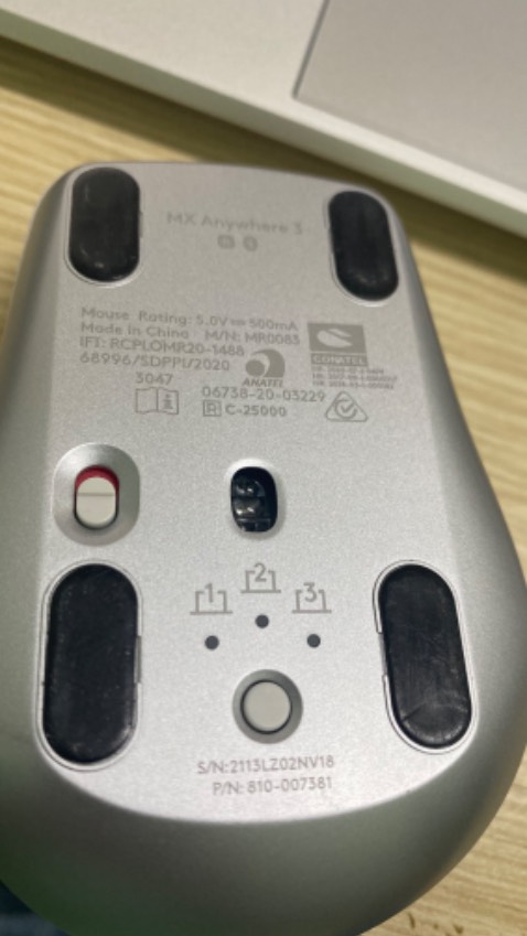 Mình dùng MX3 thấy rất tốt vừa tay, dùng mượt trên nhiều mặt chất liệu khác nhau, pin lâu nhưng sau 10 tháng thì chuột bị lỗi phím trái. Gửi về Tiki bảo hành mất 10 ngày thì được NPP đổi cho chiếc mới. Điểm 10 cho Tiki và NPP về dịch vụ sau bán hàng. Hy vọng chiếc mới ko sẽ bị lỗi như chiếc cũ. Khi gửi bảo hành thì cần gửi đầy đủ phụ kiện.