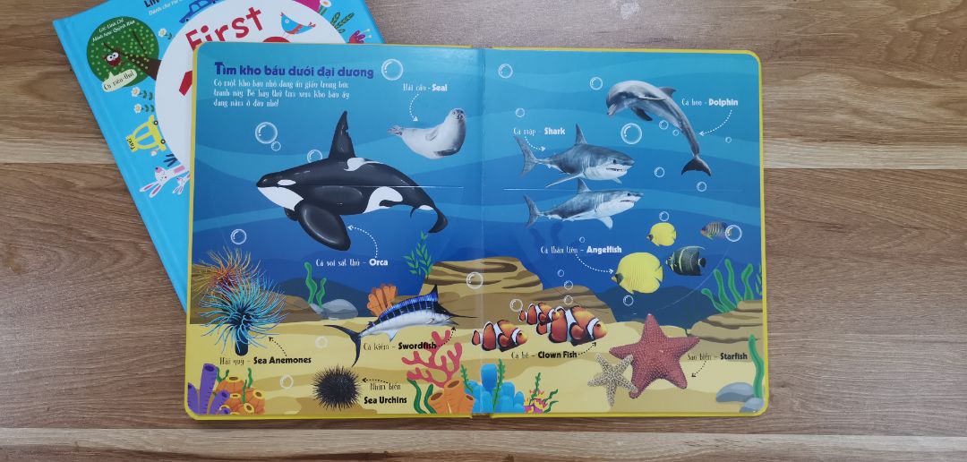 sách đẹp, nội dung hay. Dạng lật mở phù hợp với các bé từ 0-3 tuổi. Các bạn bé nhận biết con vật, lớn hơn chút hiểu thêm thông tin về các con vật đó nữa. Ảnh các con vật là ảnh thật giúp bé dễ nhận biết và liên hệ được với thực tế. Rất hữu ích!