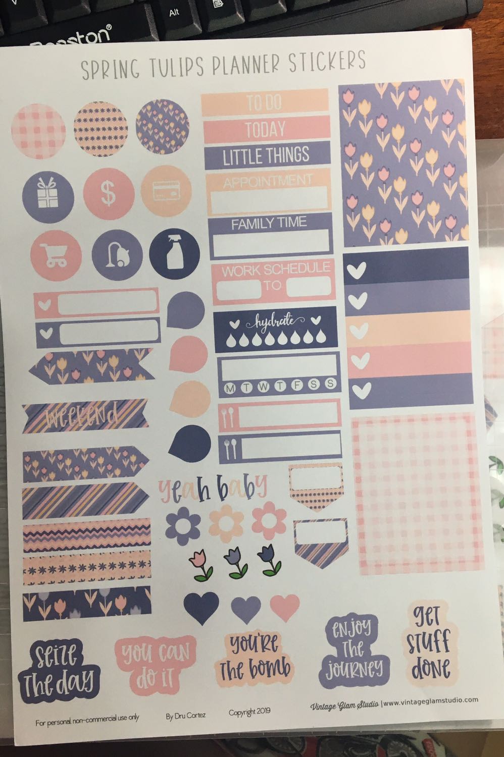 Giấy in lên bao đẹp bao xinh luôn á, tuy giấy hơi mỏng, nhưng đúng kiểu giấy nhám nhám mình thích nên cho 5 sao nè. Trong hình là mình in để *** màu trên giấy, lên màu đẹp ghê