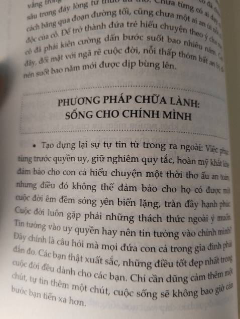 Sách mới nguyên, còn bọc nilon
Mình thấy ở hiệu sách nhưng k mua, vì nghĩ k có gì hay
Nhưng khi nghe đc video đọc sách ngắn trên ***, và mình thấy bản thân mình trong đó
  mình lúc nào cũng nhìn sắc mặt của ng khác để xác định giá trị của bản thân. Luôn đc mọi ng khen là hiền lành, dễ thương,... 🥲
  Nhưng sâu thẳm bên trong mình sợ bị đánh giá k tốt, sợ là ng k có giá trị. Mình đc mẹ quyết định, bao bọc nhiều thứ trong cuộc đời mình
   Gần 30t nhưng vẫn khờ khạo như 1 đứa trẻ 20t mới ra đời 🙃
