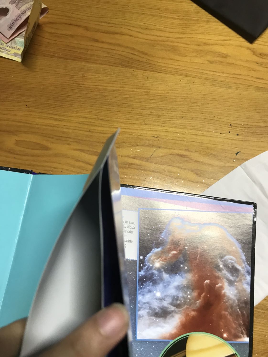 Các góc bị mẻ, đóng gói hàng tệ, 3 trang đầu còn bị dính lại với nhau