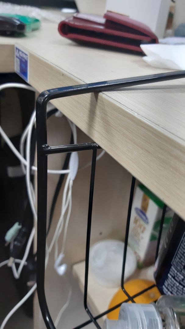 kệ k lắp vô được. 1 bên chiều rộng là 3cm, 1 bên 2,5cm, lắp k sát vào bàn được kệ k lắp vô được. 1 bên chiều rộng là 3cm, 1 bên 2,5cm, lắp k sát vào bàn được