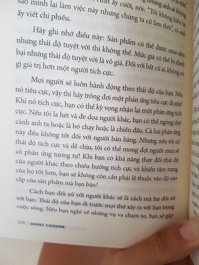 Nội dung sách hay, thay đổi 1 số cách nhìn thông thường về nghề bán hàng. Mình thấy thích hợp cho các bạn sale trực tiếp sản phẩm đến khách hàng hơn là kinh doanh trên sàn thương mại