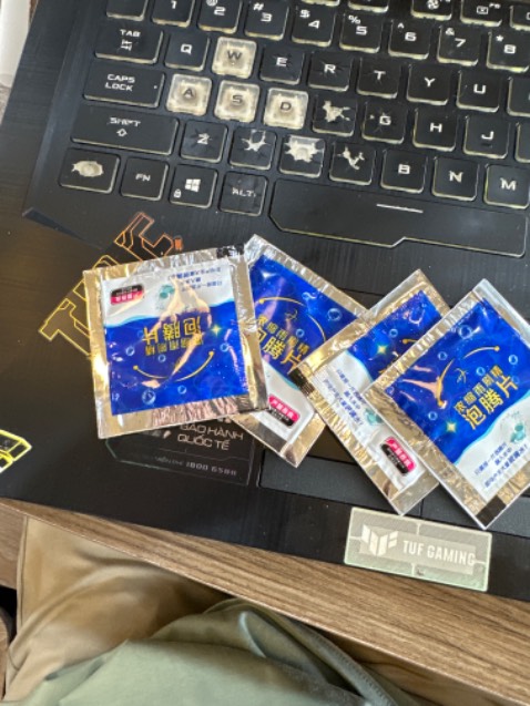 Viên sủi này mình đã sử dụng rất nhiều ròi nên ko cần bàn về chất lượng. Sử dụng tiện lợi, có thể mang đi mọi nơi mà ko cần phải nghĩ xem có bị tốn diện tích hay ko. Xịt lên gạt sạch trơn, 10 điểm cho sản phẩm