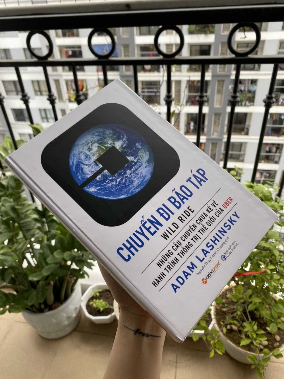 Đọc sách để hiểu về Uber- một minh chứng cho những biến chuyển của cuộc cách mạng công nghiệp 4.0 đã và đang tác động đến cách mà mọi thứ vẫn hành như thế nào. Khi mà Uber là công ty Taxi lớn nhất thế giới nhưng lại không sở hữu một chiếc xe nào.Cũng giống như *** là một trang tin tức lớn nhất thế giới nhưng lại không tạo ra một bài viết nào. Alibaba là trang bán lẻ lớn nhất thế giới nhưng lại không sở hữu một kho hàng nào.