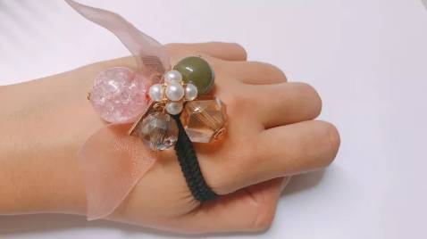 dây buộc tóc NASI đẹp lắm nha, giá rẻ, giao hàng nhanh, gói hàng cẩn thận. Tuyệt vời!