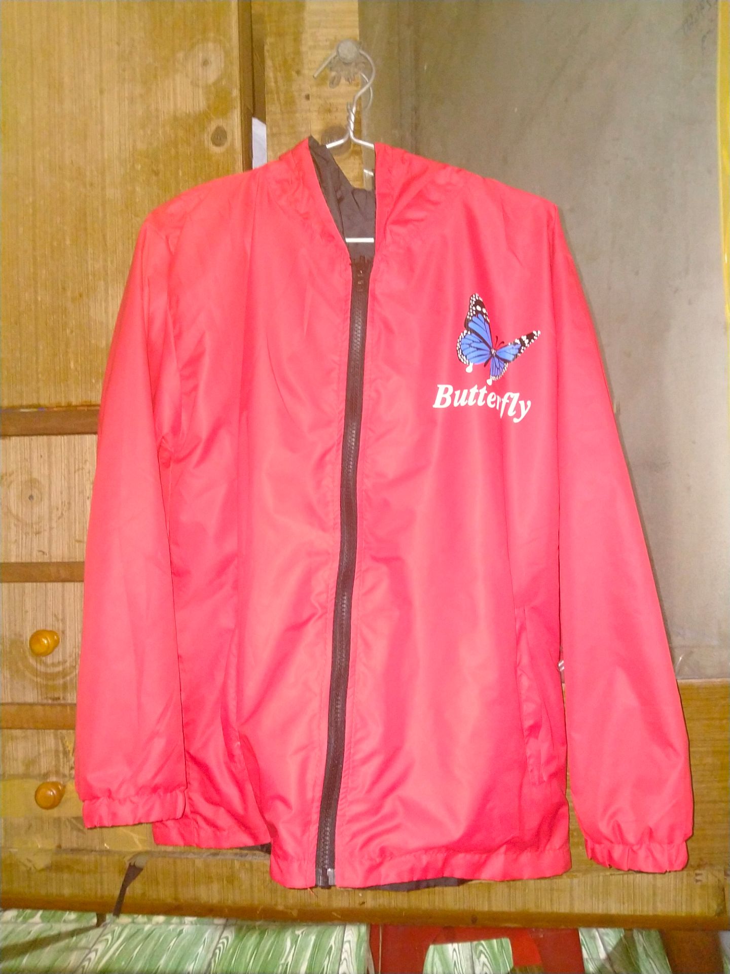 Áo không giống hình, ko thích hình in, vải thì ok