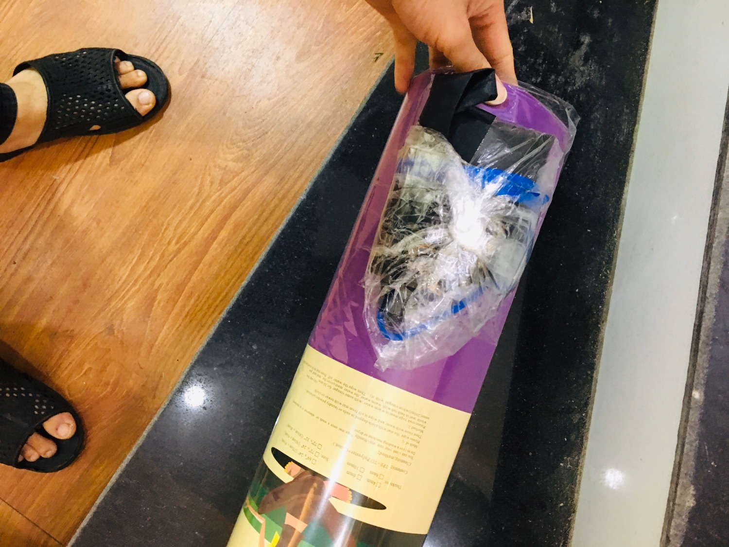 mình là người cao và to nên tập cũng phải đòi hỏi đồ tập phải chịu được sức nặng với chất lượng sp phải đàn hồi hì hì! 
Sau khi nhận hàng thì có nhận xét:
- Đây là shop duy nhất mình thấy có túi và dây đi kèm, túi đựng tiện lợi khi đi ra ngoài, dây kéo cũng chắc, siết chặt.
- Mình mua thử dùng ok, mua cho bạn gái mình 1 cái màu xanh nữa. đều không bị sẹp, ko bị lún. So với thảm ko có thương hiệu thì tốt hơn hẳn, thảm ko thương hiệu thấy lún lắm, dẫm chân lâu 1 chỗ là không đàn hồi lại bình thường được
- Có nhiều màu sắc chọn lựa, mình thì chọn màu này vì thích màu này và nó sạch sẽ
- Nhìn chung bằng đấy thứ mình rất tâm đắc, thời gian thì giao hàng cũng nhanh nên hôm nay mới ngồi review cho anh chị em được!!! Tìm hiểu ra bên miDoctor này chuyên bán hàng thể thao rất chất lượng đấy chứ!!!
****Sẽ còn ủng hộ