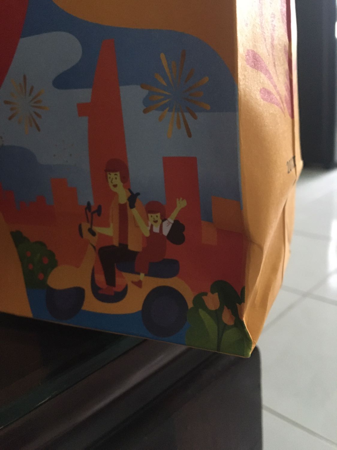 hàng giao nhanh, áp mã nên được giảm thêm 50k. Nhưng góp ý Tiki là giao hàng bánh tết cũng nên đóng thùng chứ. Bao giấy kính với quấn mỗi màng bọc mỏng như vậy thì dễ móp lắm. nếu vậy ai biếu quà thì nên đi ra tiệm lựa chứ xui móp quá sao dám tặng người khác.