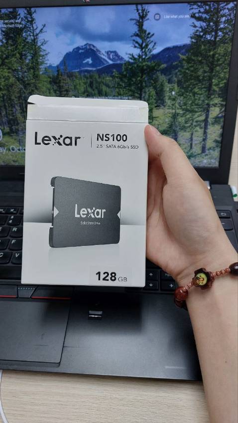 Giao hàng nhanh, em mới order hồi trưa, vừa ăn trưa xong, tính nằm ngủ chợp mắt là có anh shipper đã giao tới luôn, tươi vui niềm nở. Cảm ơn anh shipper chạy xe giữa trưa. Hãng Lexar thì ngon lành rồi. Nay có giá tốt, em phải rước 1 em SSD về *** Linux, Windows cho đã cái nư mọi người à. Vote 5 sao vì đang có giá quá tốt.