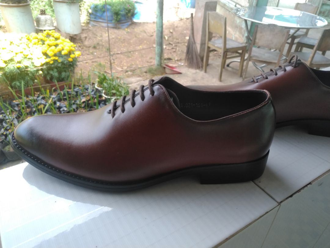 Giày đúng size, form đẹp, đế cao vừa phải.