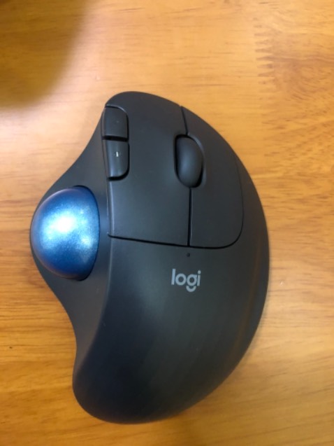 Chuột sử dụng mới đầu chưa quen nhưng sau 2 ngày sử dụng rất đã tay. Không bị mỏi tay và sử dụng dc trên mọi địa hình vì sử dụng con lăn bằng tay cái.