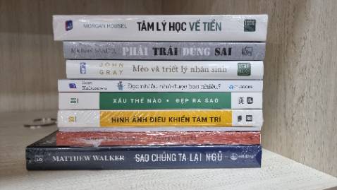 Một cuốn sách đáng đọc đối với bất kì ai, nhất là các bạn trẻ!!! Nó như mở ra 1 cánh cửa với 1 thế giới mới - ẩn náu trong con người của chúng ta, dẫn dắt tâm trí mình đi khám phá cách Đạo đức hoạt động như thế nào, điều gì là tiên quyết, và có phải mọi tình huống đạo đức đều rất dễ để phân định? Câu trả lời như thế nào mời mng đọc sách để tìm hiểu nhé